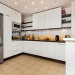 Family With Garden And Two Parking Spaces In By Renters 公寓 *