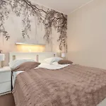 דירה Family With Garden And Two Parking Spaces In By Renters