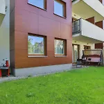 Family With Garden And Two Parking Spaces In By Renters דירה