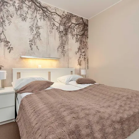 아파트 Family With Garden And Two Parking Spaces In By Renters