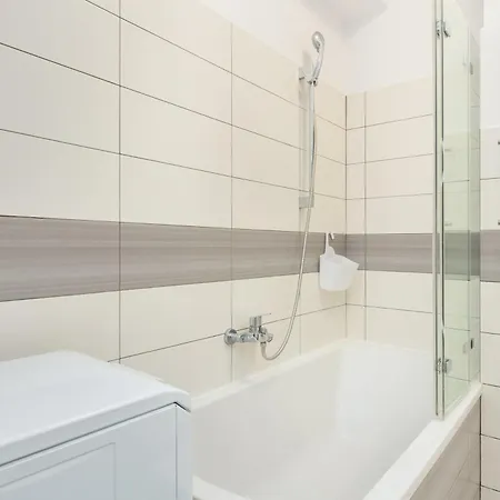 Family With Garden And Two Parking Spaces In By Renters 아파트 *