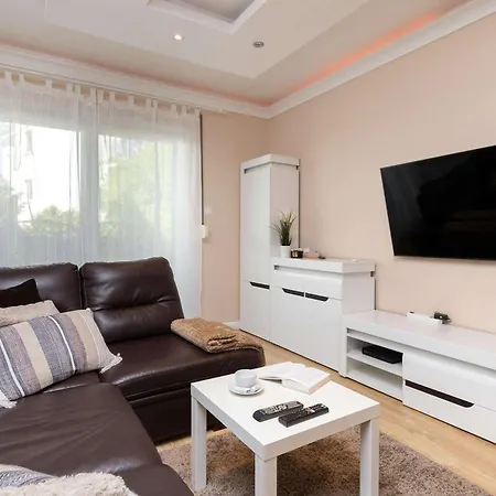 Apartamento Family With Garden And Two Parking Spaces In By Renters