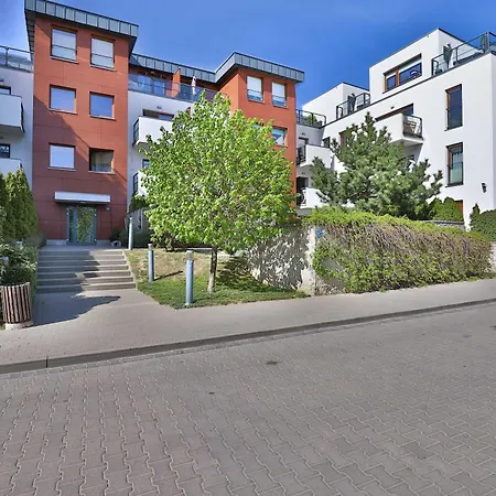 Family With Garden And Two Parking Spaces In By Renters *