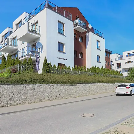 Family With Garden And Two Parking Spaces In By Renters *